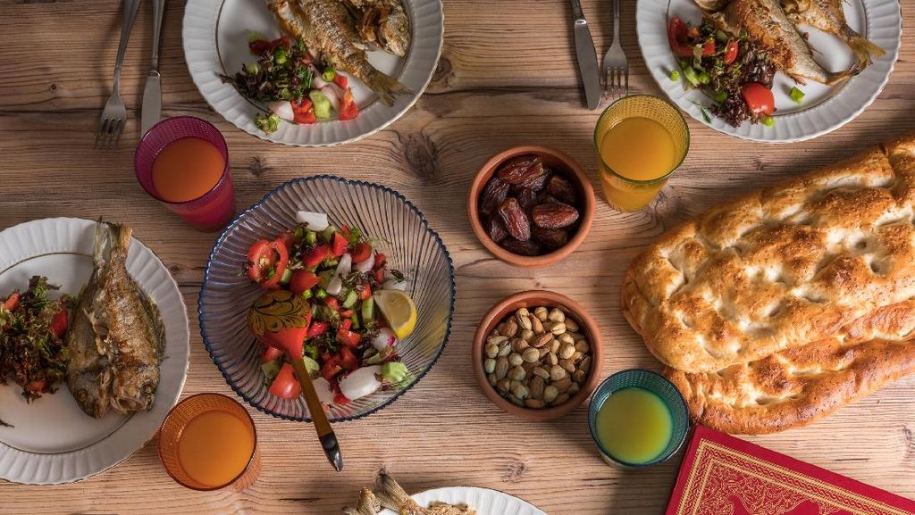 Kocak! Telat Bangun, Bocah Paksa Keluarga Makan Sahur Lagi Setelah Imsak